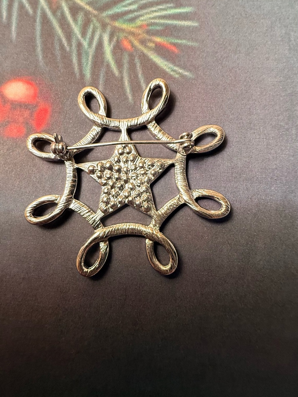 Red Star Loop Brooch - Picture 3 of 3